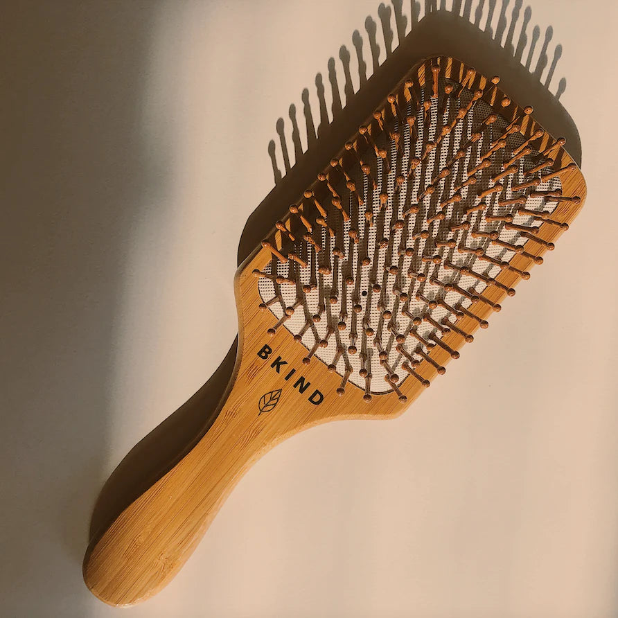 Brosse à cheveux en bambou par BKIND